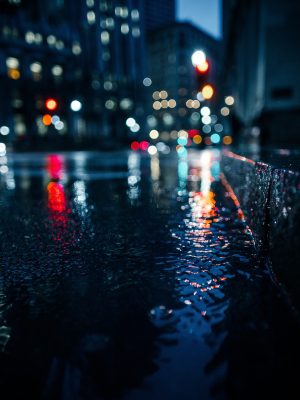 AI悬疑短剧迷雾追踪者封面，AI生成的雨夜城市街道，侦探主角在路灯下翻查线索