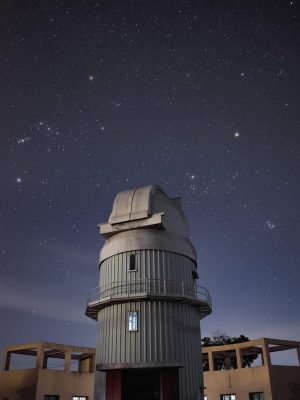 AI甜宠短剧微光倾城封面，AI生成的城市夜景中女主角仰望灯光，画面温暖治愈