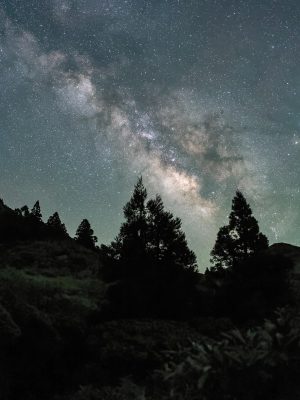AI甜宠短剧星河织梦封面，AI生成的星空下温柔相视的男女主角，柔光暖色调，画面浪漫