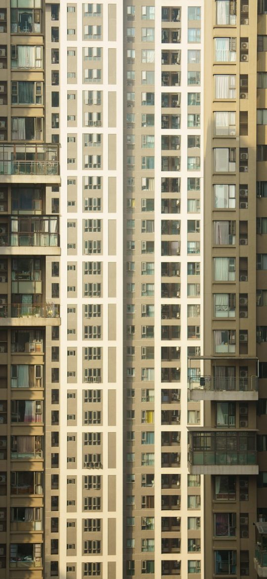 ai短剧在线观看免费 AI 短剧盒 App 首页竖屏截图，顶部继续观看卡片显示剧集封面与进度条，下方为横向滑动的题材分类条，背景浅米色，界面干净